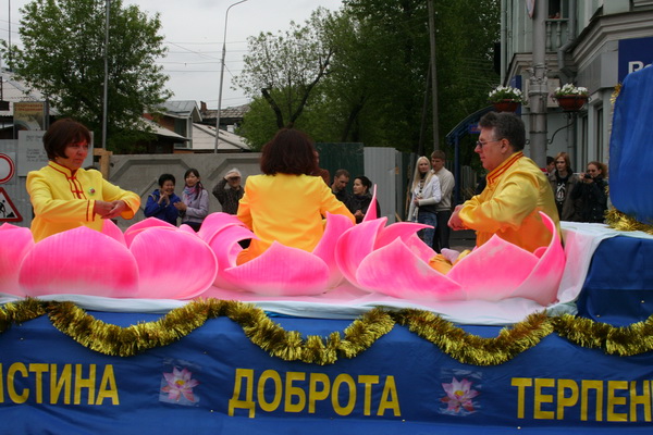 Карнавальное шествие в Иркутске в честь 349-летия города. Фоторепортаж