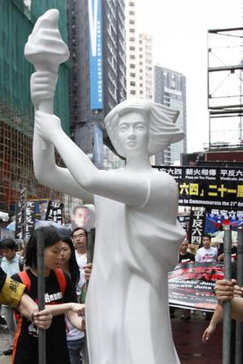 В Гонконге полиция задержала "Богиню демократии"