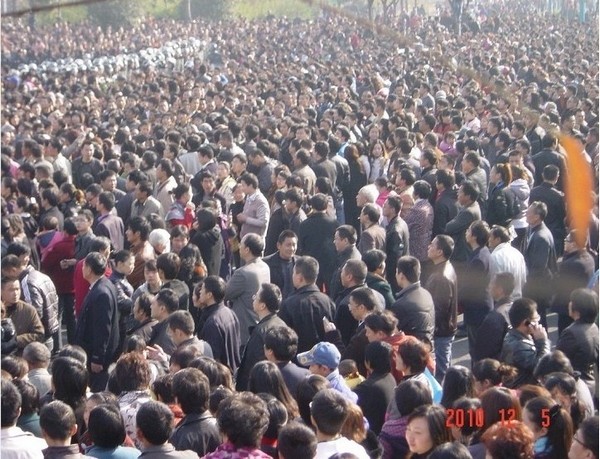 Тысячи человек разгромили больницу на востоке Китая