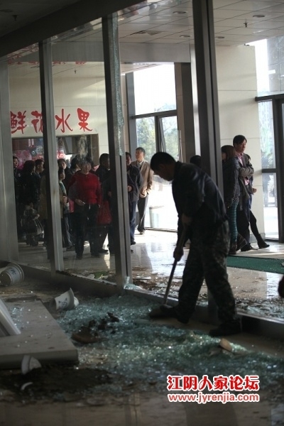 Тысячи человек разгромили больницу на востоке Китая