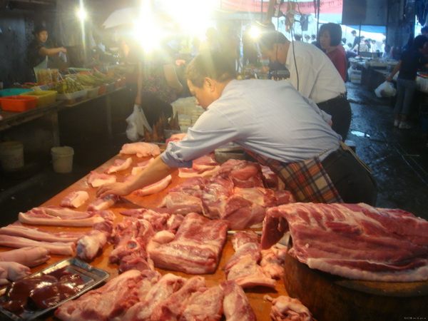 «Светящаяся свинина» пугает домохозяек Китая