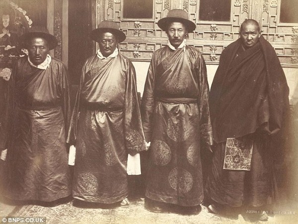 Настоятель монастыря Таши-Лунпо и китайский посланник (справа). Тибет. Фото с dailymail.co.uк