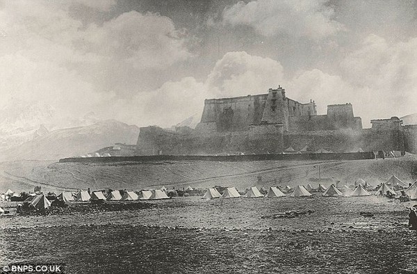 Британская военная экспедиция расположилась под крепостью Phari Jung. Тибет. Фото с dailymail.co.uк