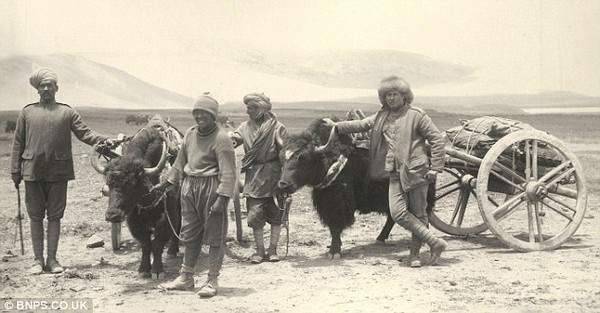 Сикхский и британский офицеры с тибетским проводником. Тибет. Фото с dailymail.co.uк