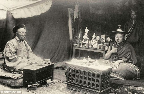 Настоятель монастыря Таши-Лунпо и китайский посланник (справа). Тибет. Фото с dailymail.co.uк