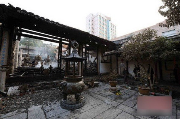В Китае спасли храм от пожара