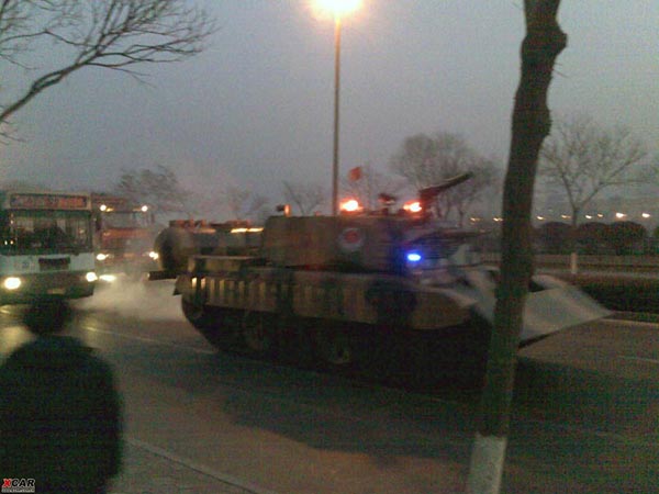 Для ликвидации пожара были использованы не только пожарные бригады, но и специально оборудованный танк. Город Ланьчжоу провинции Ганьсу. 7 января 2010 год. Фото с epochtimes.com