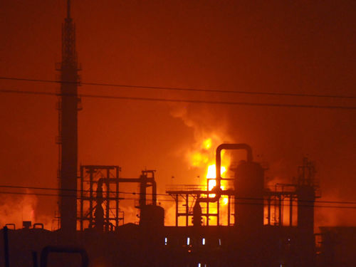 На нефтехимическом заводе национальной нефтегазовой компании CNPC произошла серия взрывов. Город Ланьчжоу провинции Ганьсу. 7 января 2010 год. Фото с epochtimes.com
