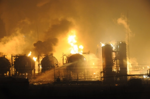 На нефтехимическом заводе национальной нефтегазовой компании CNPC произошла серия взрывов. Город Ланьчжоу провинции Ганьсу. 7 января 2010 год. Фото с epochtimes.com