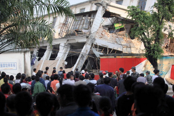 Оказание помощи потерпевшим в землетрясении. Фото:STR/AFP/Getty Images 