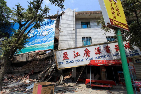Оказание помощи потерпевшим в землетрясении. Фото:STR/AFP/Getty Images 