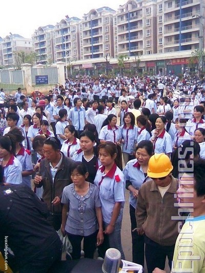 В Китае вспыхнула очередная забастовка. Тысячи рабочих громят завод. Фоторепортаж