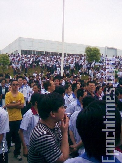 В Китае вспыхнула очередная забастовка. Тысячи рабочих громят завод. Фоторепортаж