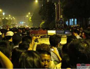 В Китае вспыхнула многотысячная акция протеста против произвола чиновника. Фоторепортаж