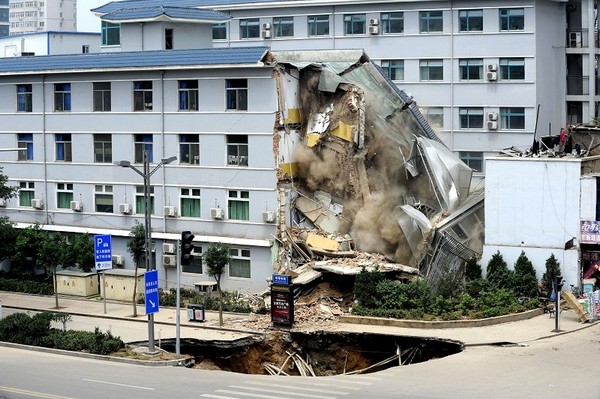 Из-за провалов в Центральном Китае обрушилась часть здания больницы