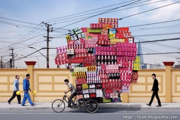Забавные кадры с китайских улиц: Сколько может перевезти велосипед?