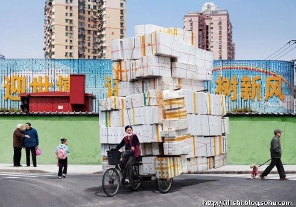 Забавные кадры с китайских улиц: Сколько может перевезти велосипед?