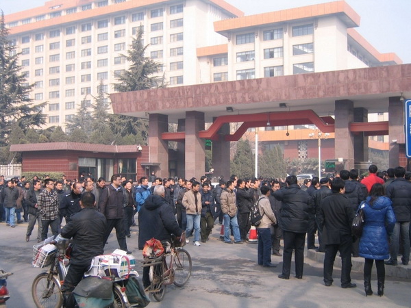 В день праздника фонарей сотни ветеранов в провинции Шаньси провели  митинг перед зданием администрации