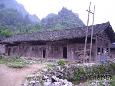 Здание школы в деревне Минси провинции Хунань. Фото с secretchina.com
