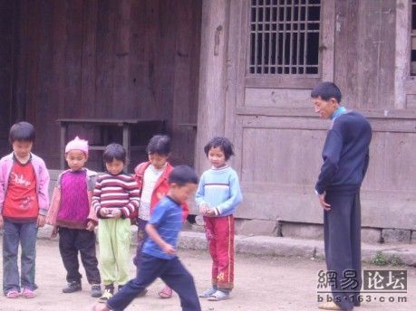 Между уроками дети выходят на улицу поиграть. Фото с secretchina.com