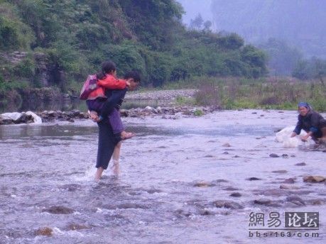 Некоторые дети слишком маленькие и учителю после уроков приходится по одному переносить их через реку. Фото с secretchina.com