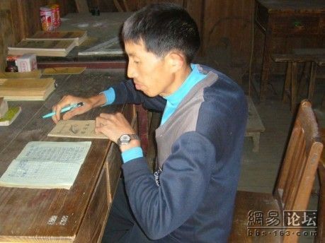 Единственный бессменный преподаватель школы. Фото с secretchina.com