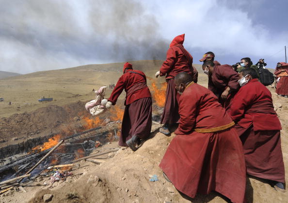 Тибетские монахи в недоумении, почему китайские власти так сильно занижают число погибших. Фоторепортаж