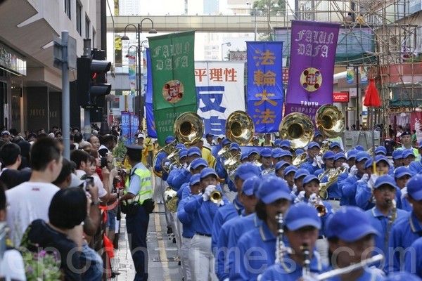 Гонконгцы поддерживают 11-летнее противостояние последователей Фалуньгун репрессиям. Фоторепортаж