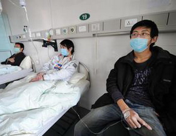 Пациенты, больные свиным гриппом в одной из больниц в Китае - восточной провинции Аньхуэй в Хэфэй. Число инфицированных пациентов так велико, что некоторые врачи говорят им, что они должны сидеть дома под карантином. STR/AFP/Getty Images