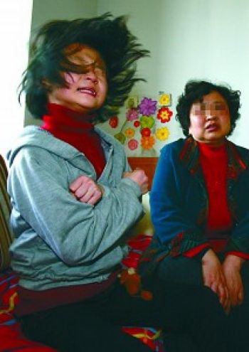 Китайская девочка страдает от странного недуга