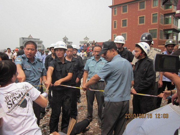 Для строительства вокзала в Китае насильно сносят новые коттеджи