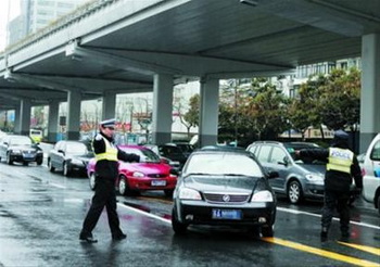 Китайские инспекторы проверяют автомобили. Фото: 1eew.com)