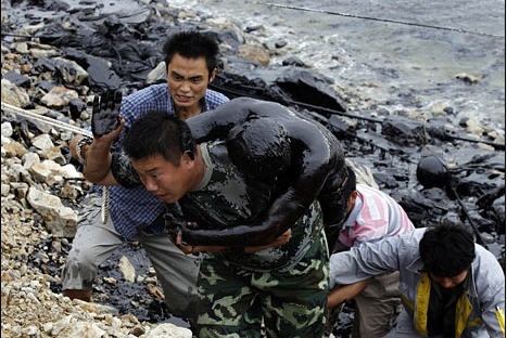 Китай. Пожарный чуть не утонул в нефтяном пятне в Жёлтом море. Фоторепортаж