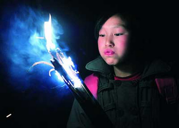 Чтобы не опоздать на уроки им приходится  затемно выходить из дома и факелами из бамбука освещать дорогу себе.Фото: kanzhongguo.com 