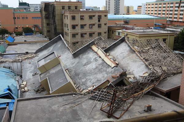 В Китае рухнуло семиэтажное здание. Фото:  ChinaFotoPress / Getty Images