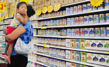 Молочный скандал в Китае всё ещё продолжается. Фото: AFP