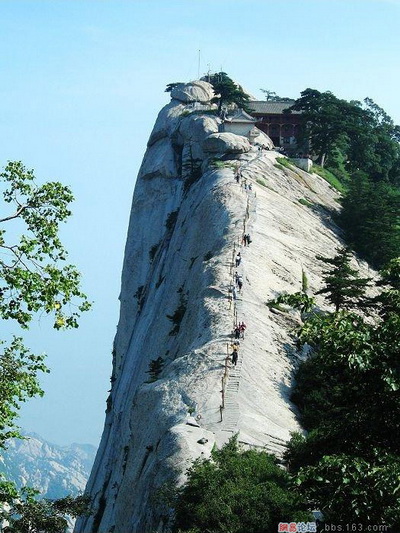 Хуашань знаменита изысканными живописными скалами и сложным опасным подъёмом на вершину.Фото: aboluowang.co