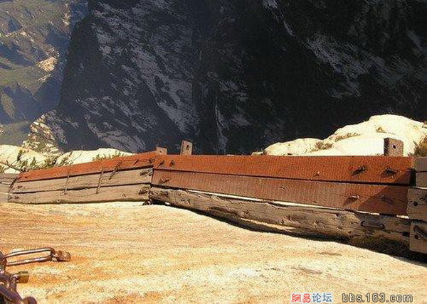 Хуашань знаменита изысканными живописными скалами и сложным опасным подъёмом на вершину.Фото: aboluowang.co