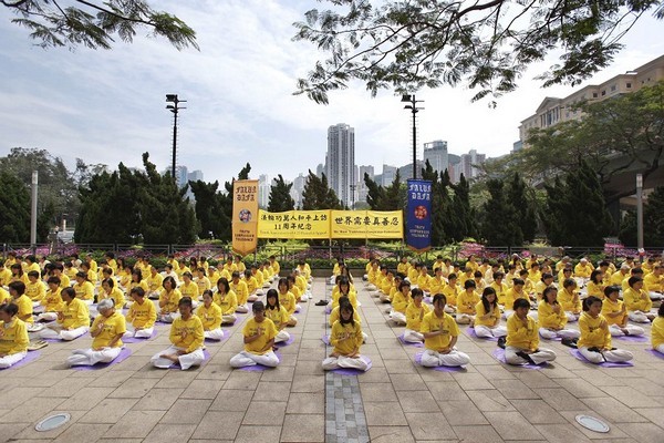 Медитация последователей Фалуньгун. 24 апреля 2010 год. Фото: Ли Мин/The Epoch Times
