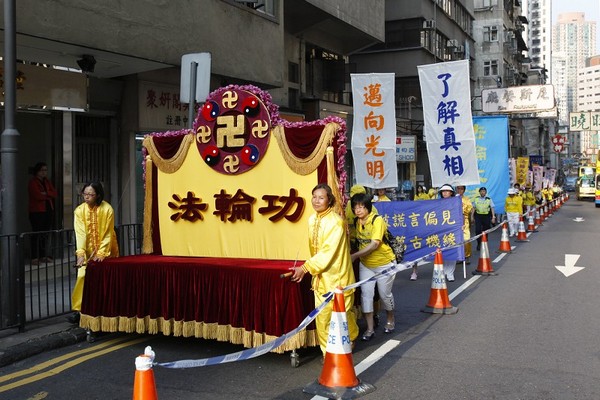 Шествие и митинг в Гонконге по случаю одиннадцатой годовщины со дня крупной апелляции последователей Фалуньгун к китайскому правительству. 24 апреля 2010 год. Фото: Ли Мин/The Epoch Times 