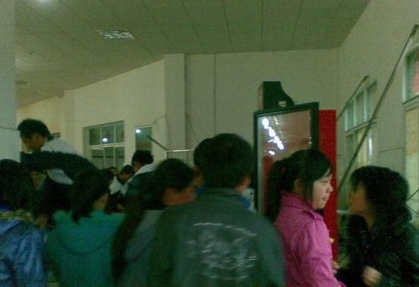 Недовольные ценами школьники разгромили столовую на юге Китая