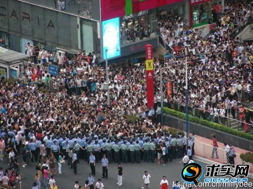 В китайском Гуанчжоу тысячи горожан защищают свой местный диалект. Фоторепортаж