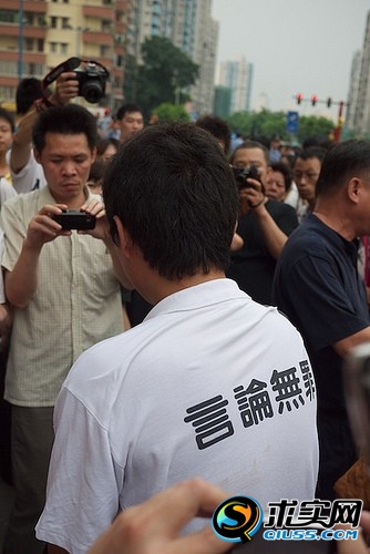 В китайском Гуанчжоу тысячи горожан защищают свой местный диалект. Фоторепортаж