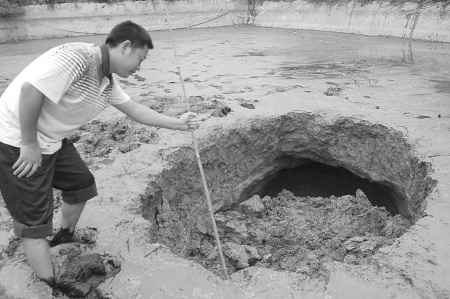 На юго-западе Китая за одну ночь исчез пруд со всей рыбой