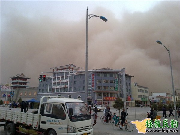 Песчаная буря погрузила во мрак западную провинцию Китая. Фотообзор