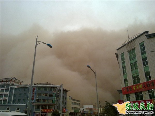 Песчаная буря погрузила во мрак западную провинцию Китая. Фотообзор