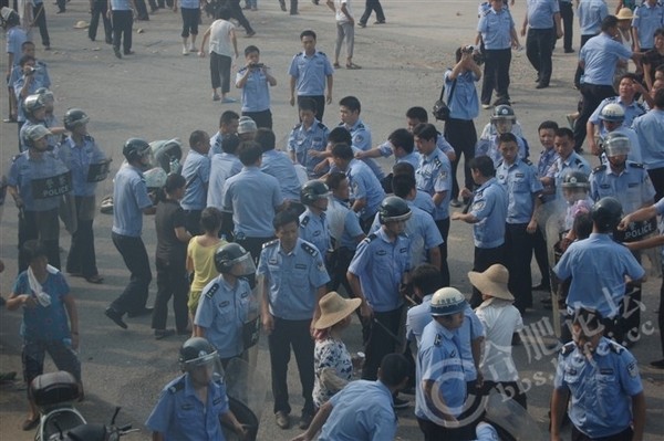 В Китае полиция перцем и дубинками подавила протест крестьян против строительства завода. Фоторепортаж