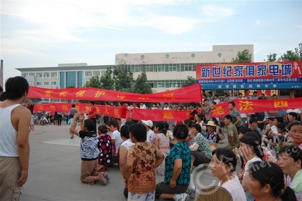 В Китае полиция перцем и дубинками подавила протест крестьян против строительства завода. Фоторепортаж