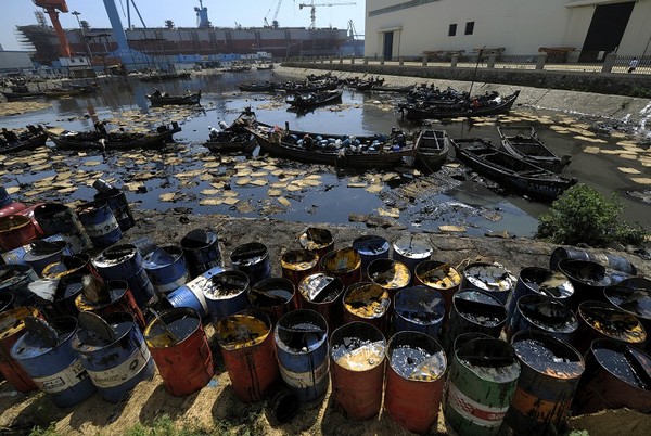 Нефть из Жёлтого моря в Китае вылавливают рыбаки вручную – Гринпис. Фоторепортаж