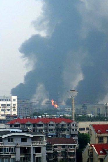 Число жертв взрыва на китайском заводе в Нанкине  превышает 100 человек. Фоторепортаж